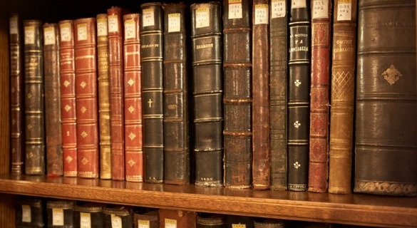 Παλιά βιβλία σε βιβλιοθήκη.