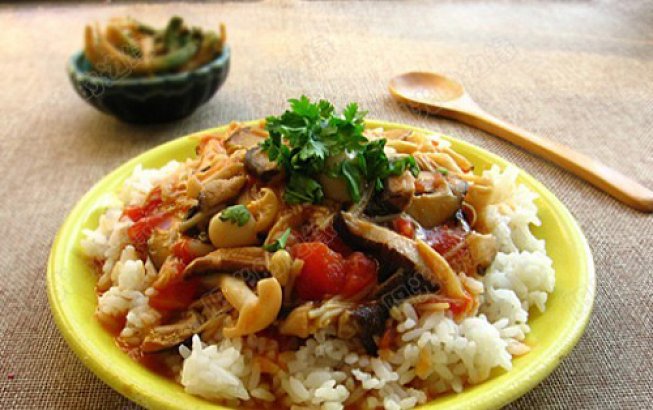 Rice with Tomato Sauce and Mushrooms